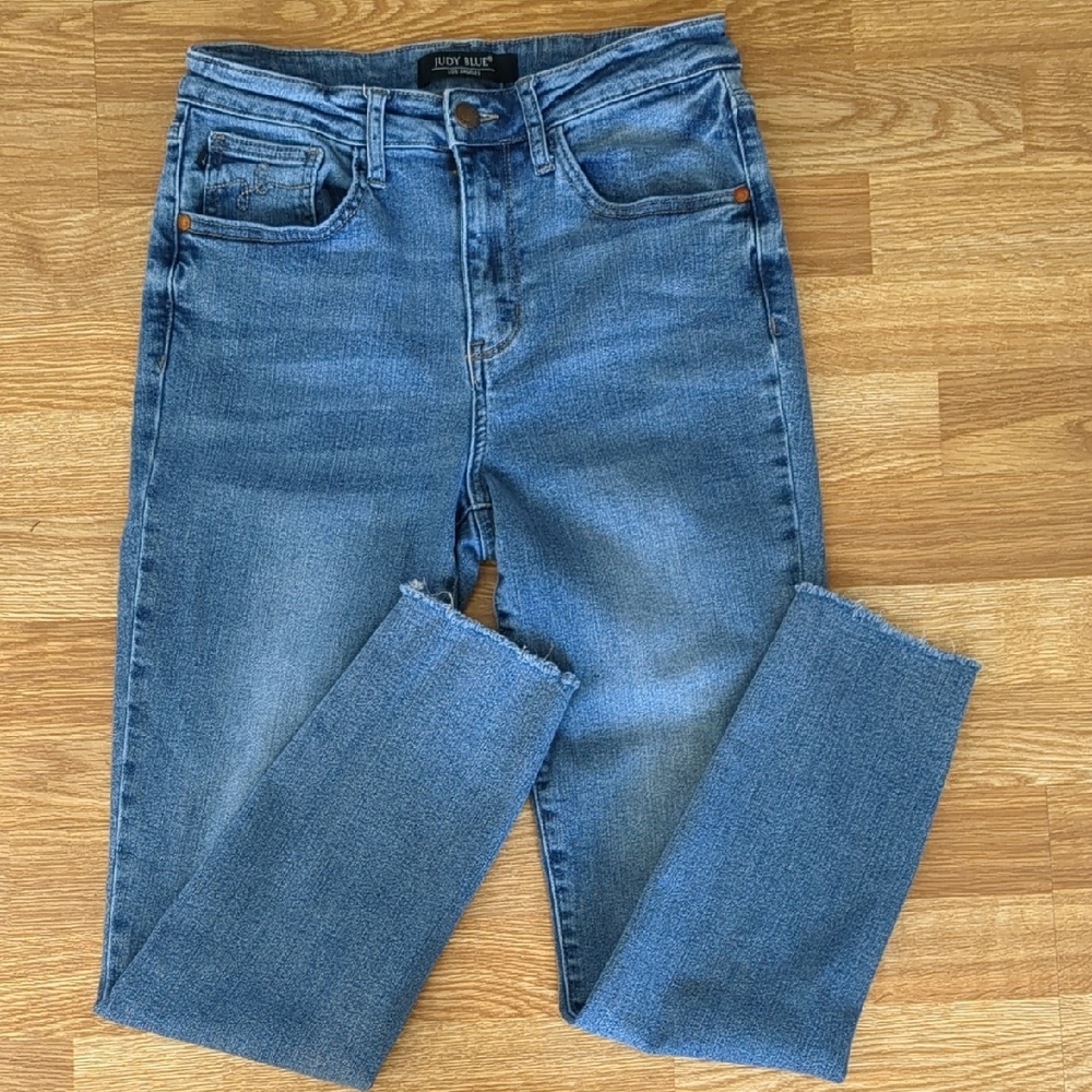 Judy Blue Light Blue Relaxed Fit Straight Skinny Leg Frayed Hem Jeans, Size 5/27